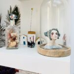 Olivia Ruiz Instagram - Un peu de #cadaqués à domicile en attendant d’y retourner... La sculpture (j’y vois @mirandajuly) et les maisonnettes sont signées de l’estupenda @nataliatomas3 #homesweethome #dulcura #artisteartisan #micasita #escultura