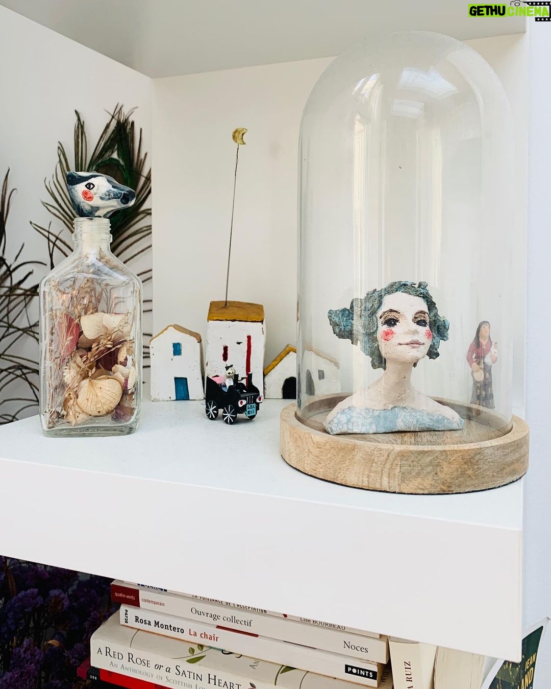 Olivia Ruiz Instagram - Un peu de #cadaqués à domicile en attendant d’y retourner... La sculpture (j’y vois @mirandajuly) et les maisonnettes sont signées de l’estupenda @nataliatomas3 #homesweethome #dulcura #artisteartisan #micasita #escultura
