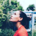 Olivia Ruiz Instagram - « Chacun de tes sourires a comblé mes manques et balayé les nuages noirs d’un puissant souffle chaud. Tes choix ont donné du sens à ma vie et à mes combats sans que je t’y guide. À toi seule tu es chacune d’entre nous, riche désormais de nos échecs et de nos failles » #lacommodeauxtiroirsdecouleurs 📸 @laurag_photo