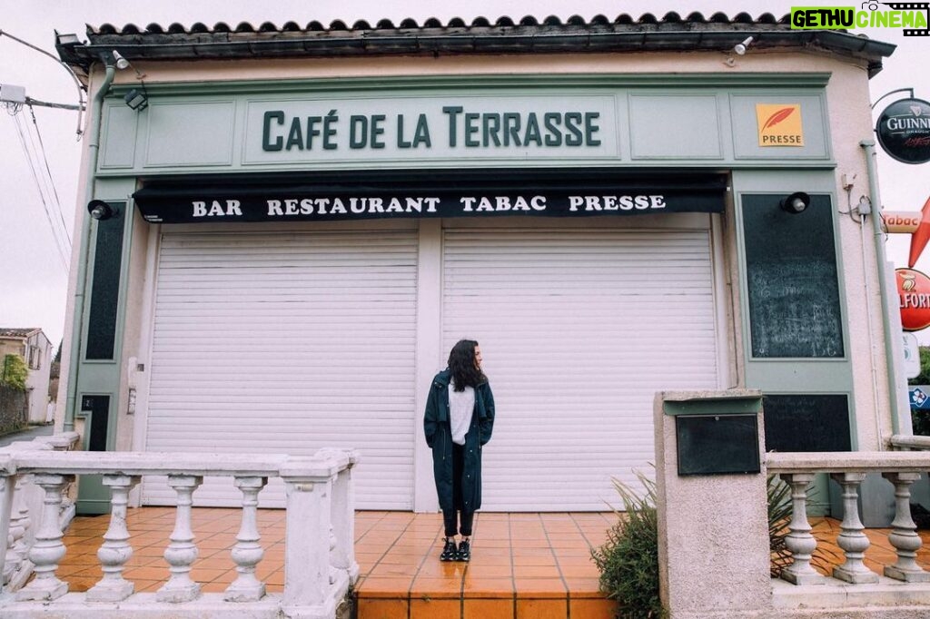 Olivia Ruiz Instagram - « Heureusement que la vie va vite au café. On n’a pas le temps de s’apitoyer. Sauf sur le sort de ceux qui nous confient leurs chagrins et qui comptent sur nous pour en prendre soin. » #lacommodeauxtiroirsdecouleurs