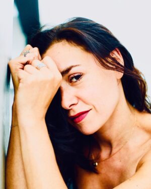 Olivia Ruiz Instagram - Tiroir 8: Le baromètre
« Ça ricanait au café, m’accusant de faire beaucoup de bruit pour rien. Tu parles d’un rien. Sans ce rien, tu ne serais pas là. La commode non plus. » #lacommodeauxtiroirsdecouleurs