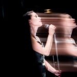 Olivia Ruiz Instagram - On se recroquevillait dans le froid, on entendait la rosée, le bois plein de senteurs, le crépitement des étoiles, la présence des grillons et le poids des cavaliers. L'aube pointait, cette entre-lueur de l'aurore, quand le ciel blanchit. Et à mesure que l'air devenait gris, les contours des cavaliers, ce flou, se précisaient. Et pardonnez-moi de m'attarder à tant de détails. Mais aujourd'hui encore j'ai cette heure dans les yeux, tout cela si bon ; et, ce que c'est, c'est de la nostalgie. João Guimarães Rosa Je vous embrasse Olivia Photo: @rodmaurice_ ❤️ #bouchescousues #bouchescousuesleconcert #flou #nostalgie #ruizteam