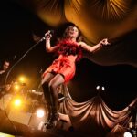Olivia Ruiz Instagram - Souvenirs de ce temps où je venais à vous et où vous me faisiez pousser des ailes... Je vous embrasse Olivia #lecalmeetlatempête #ruizteam #tournée #adrénaline #femmevolante #concert #essentiel 📸: @nicolaspatault
