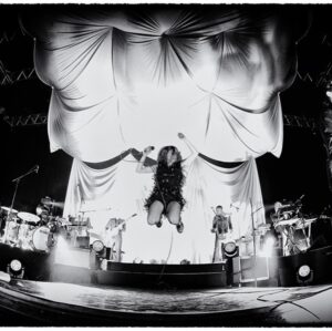 Olivia Ruiz Instagram - Souvenirs de ce temps où je venais à vous et où vous me faisiez pousser des ailes...
Je vous embrasse
Olivia

#lecalmeetlatempête #ruizteam #tournée #adrénaline #femmevolante #concert #essentiel 📸: @nicolaspatault