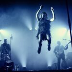 Olivia Ruiz Instagram - Souvenirs de ce temps où je venais à vous et où vous me faisiez pousser des ailes... Je vous embrasse Olivia #lecalmeetlatempête #ruizteam #tournée #adrénaline #femmevolante #concert #essentiel 📸: @nicolaspatault