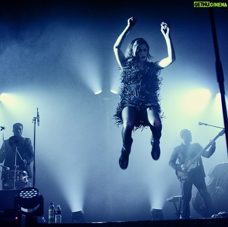 Olivia Ruiz Instagram - Souvenirs de ce temps où je venais à vous et où vous me faisiez pousser des ailes... Je vous embrasse Olivia #lecalmeetlatempête #ruizteam #tournée #adrénaline #femmevolante #concert #essentiel 📸: @nicolaspatault