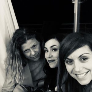 Olivia Ruiz Instagram - Il y a un an, pile, nous finissions les corrections de La commode aux tiroirs de couleurs sans imaginer un instant que vous lui réserveriez un tel accueil...
L’occasion de vous exprimer à nouveau toute ma gratitude, à vous chers lecteurs ainsi qu’à cette équipe de rêve qui a accompagné mon travail 🙏❤️
Je vous embrasse
Olivia
@editionsjclattes @veroniquecardi @ctrapenard @instavinzz @sophiemousselon @carlota1982 @missdieuleveult