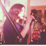 Olivia Ruiz Instagram - Hier, avant-hier, demain, toujours. Toujours voir ton visage sur ma gauche quand je déambule sur les planches. Toujours nos épidermes et nos cœurs vibrants à l’unisson, partageant la musique et le reste. Quand je pense que notre histoire commence à l’arrière du camion de police qui nous embarqua tous les deux pour une petite « balade » en mars 1996... 😰🙄😉❤️ #thedude @kifdelakif #hermano #familia #amistad #lafranquiforever #instrumentsraresetprecieux Photo @rodmaurice_