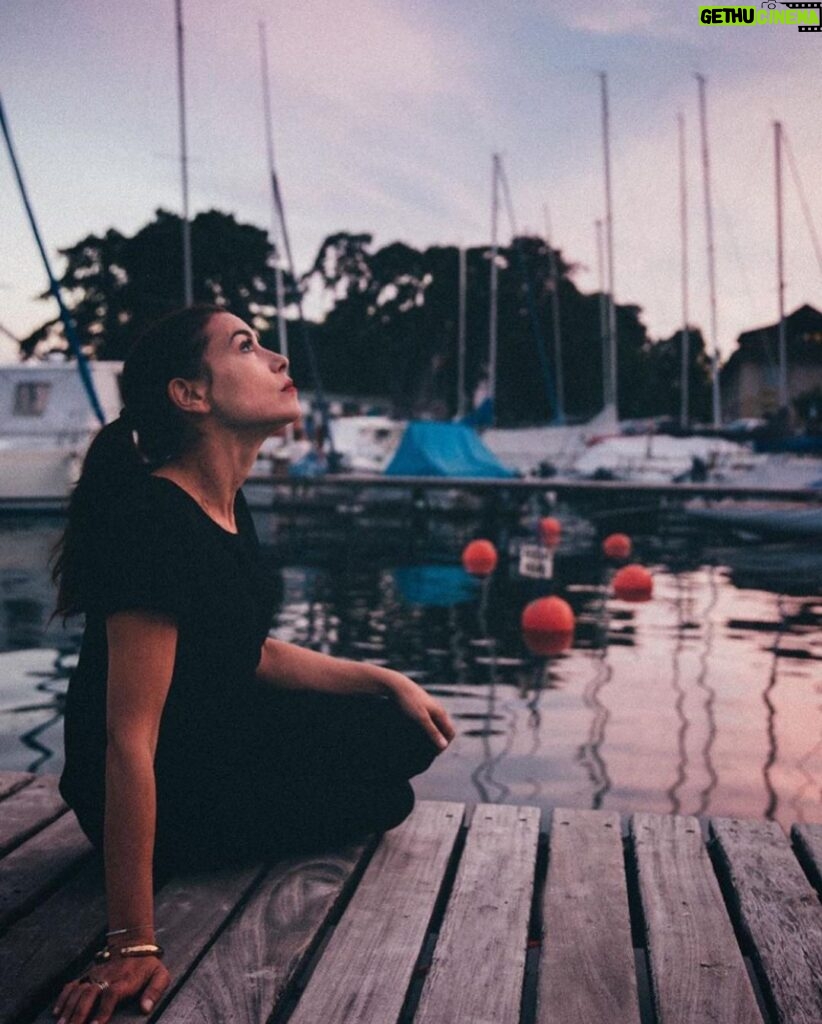 Olivia Ruiz Instagram - Parfois tout fout le camp, et un regard, si doux, te permet de retrouver le calme et l’apaisement en une seconde... @laurag Merci toi❤️