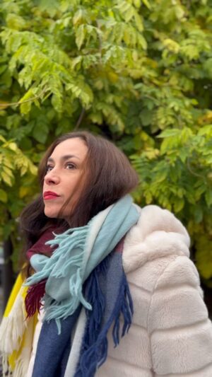 Olivia Ruiz Instagram - Ne pas mentir ni trahir... La plupart du temps, nous essayons de tenir les promesses que l’on fait aux autres; mais qu’en est-il de celles que l’on se fait à soi-même ? 

C’est ce qu’interroge Olivia Ruiz dans « De toi en moi ». Un texte poignant, dans lequel elle questionne la difficulté d’assumer ses promesses. Car si nous faisons tout notre possible pour ne pas briser les promesses faites aux autres, pourquoi devrions-nous faire autrement pour celles que l’on se fait à soi-même ? 
‌
Rendez-vous le jeudi 5 janvier 2023 à 20h30 au théâtre de @lapepiniere_th pour découvrir « De toi en moi », un texte mis en scène par @benj.guillard pour le festival du Paris des Femmes.

#oliviaruiz #parisdesfemmes2023 #parisdesfemmes #theatre #lapepinieretheatre #festival #festivallitteraire #paris #montmartre