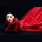 Olivia Ruiz Instagram - Cette chanson évoque le vertige des moments où les difficultés s’accumulent dans la vie de parent, et la terrible impression de se noyer qui en découle. Elle s’inspire aussi de ma perplexité de maman en découvrant à quel point ces petits êtres peuvent être vecteurs d’énergie, et combien cela aide à rester debout. Face à leur spontanéité, leurs facultés à grandir, à socialiser, se lâcher ou apprendre… c’est nous qui redevenons des enfants émerveillés. Elle ne parle pas qu’aux parents, puisqu’elle pourrait aussi s’adresser à un(e) ami(e), de ceux qui nous font du bien, nous font marrer, nous « éduquent » et nous retapent par leur éclairage et leur joie de vivre dans les périodes douloureuses. Bref ! Merci pour vos retours sur « Le Sel » ❤️‍🔥❤️‍🔥 Tellement hâte de partager avec vous ce nouvel album… dont voici d’ailleurs de nouvelles photos réalisées par la merveilleuse @charlotteabramow ❤️ Je vous embrasse