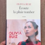 Olivia Ruiz Instagram - J-9 avant la sortie d’ « Écoute la pluie tomber » … 🔥🥳🥰😅🌈❤️ … alors il est bien temps de vous révéler de quoi il s’agit… … et temps aussi de dire un merci infini à mes meufs sûres 😉@veroniquecardi @dieuleveult_agency @ctrapenard ! Je vous embrasse Olivia @editionsjclattes Marseillette, 1977. Dans le café qui l’a accueillie, étouffée, puis révélée, Carmen pleure sa nièce chérie.  À plus de quarante ans, elle se rappelle les personnages qui ont changé sa vie. Ceux qui l’ont fait plonger, l’ont remise dans le droit chemin. Ceux qui ont su percer ses failles et écouter ses désirs. Sans oublier ses soeurs, dont elle partage les stigmates de l’exil mais refuse de suivre la route. Parce qu’après tant d’épreuves, Carmen aussi veut s’inventer un destin... D’une hacienda près de Tolède à la prison madrilène de Ventas où le franquisme fait rage, en passant par un paquebot transatlantique, Olivia Ruiz nous embarque dans les tourments d’une histoire qui s’entremêle à la grande, où l’amour triomphe de la violence.  Un nouveau roman chavirant.