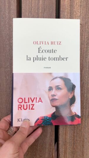 Olivia Ruiz Instagram - J-9 avant la sortie d’ « Écoute la pluie tomber » … 🔥🥳🥰😅🌈❤️
… alors il est bien temps de vous révéler de quoi il s’agit…
… et temps aussi de dire un merci infini à mes meufs sûres 😉@veroniquecardi @dieuleveult_agency @ctrapenard !
Je vous embrasse 
Olivia

@editionsjclattes 

Marseillette, 1977. Dans le café qui l’a accueillie, étouffée, puis révélée, Carmen pleure sa nièce chérie.  À plus de quarante ans, elle se rappelle les personnages qui ont changé sa vie.
Ceux qui l’ont fait plonger, l’ont remise dans le droit chemin. Ceux qui ont su percer ses failles et écouter ses désirs. Sans oublier ses soeurs, dont elle partage les stigmates de l’exil mais refuse de suivre la route.
Parce qu’après tant d’épreuves, Carmen aussi veut s’inventer un destin...

D’une hacienda près de Tolède à la prison madrilène de Ventas où le franquisme fait rage, en passant par un paquebot transatlantique, Olivia Ruiz nous embarque dans les tourments d’une histoire qui s’entremêle à la grande, où l’amour triomphe de la violence.  Un nouveau roman chavirant.