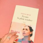 Olivia Ruiz Instagram - Je suis dotée, parmi d’autres « qualités », d’une impatience chronique que j’essaie de soigner, non sans peine… Ce qui explique pourquoi ce soir, je craque inopinément. 😬🙄 À bas le « bon timing pour poster », le « storytelling » et autres règles de communication, voilà sur quoi s’ouvre mon livre: Les miens. Mes anges. Mon inspiration. Ma gasolina. Puis ces femmes et leurs citations, qui définissent à merveille ma nouvelle héroïne, écorchée vive, prête à tout tenter pour rencontrer son destin. Je vous embrasse Olivia #ecoutelapluietomber #écoutelapluietomber