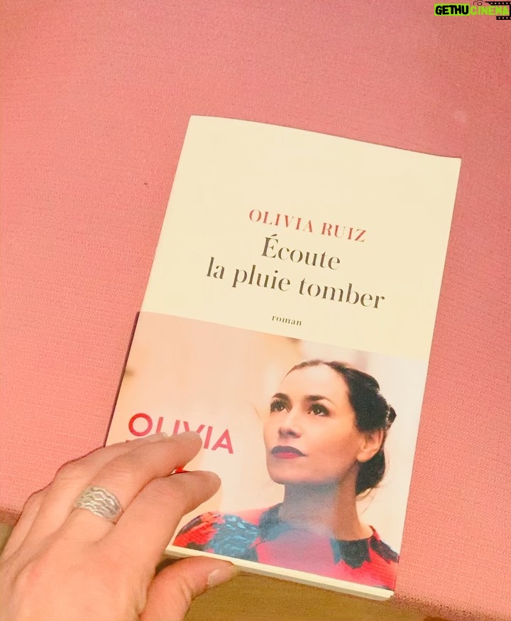 Olivia Ruiz Instagram - Je suis dotée, parmi d’autres « qualités », d’une impatience chronique que j’essaie de soigner, non sans peine… Ce qui explique pourquoi ce soir, je craque inopinément. 😬🙄 À bas le « bon timing pour poster », le « storytelling » et autres règles de communication, voilà sur quoi s’ouvre mon livre: Les miens. Mes anges. Mon inspiration. Ma gasolina. Puis ces femmes et leurs citations, qui définissent à merveille ma nouvelle héroïne, écorchée vive, prête à tout tenter pour rencontrer son destin. Je vous embrasse Olivia #ecoutelapluietomber #écoutelapluietomber