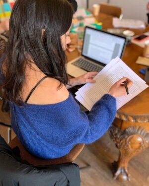 Olivia Ruiz Instagram - Dimanche studieux avec les corrections de mon nouveau livre 😅
Quel vertige de savoir qu’il sera bientôt terminé… 
Promis, demain 18h, je vous en dis un petit peu plus! 
Je vous embrasse
Olivia
