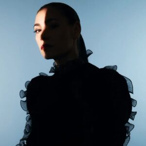 Olivia Ruiz Instagram - Surprise! 😉
À minuit, la chanson LE SEL, nouvel extrait de l’album à venir, sera entièrement votre. 
Hâte de savoir si elle vous plaît, et en attendant, que cette année soit pour chacun de vous telle que vous la rêvez!
Je vous embrasse ❤️

📸 @charlotteabramow 💙