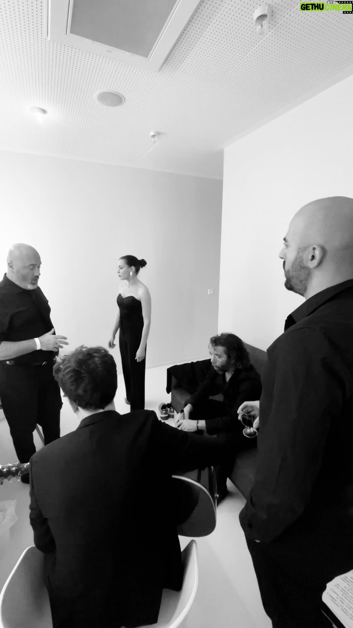 Olivia Ruiz Instagram - On est allé fureter dans les loges d’Olivia avant le dernier concert. La chauffe de voix de Mademoiselle et les musiciens 15 minutes avant le concert, ça ressemble à ça. 😉🤫🤫 #theatre #show #singer #actor #theater #musicaltheatre #art #music #performance #dance #drama #stage #actorslife Retrouvez le spectacle Bouches Cousues du 19 au 23 octobre au théâtre @les_bouffes_du_nord !✨ 👉🏻 Lien de la billetterie en bio