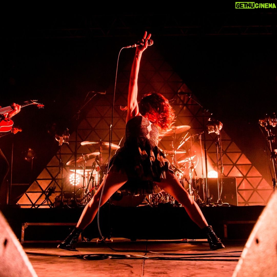 Olivia Ruiz Instagram - Quand je regarde cette liste de concerts à venir, je ne sais plus si je suis trooooop joyeuse, impatiente, flippée, excitée, en panique, au taquet, on fire…. Ou bel et bien tout ça à la fois… de savoir que nos retrouvailles approchent… 😅❤️🔥🥵🤗💗💝❤️🔥