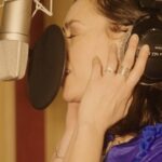 Olivia Ruiz Instagram - Holà todos J-15 avant la sortie de La Réplique, alors à vos précos tant que j’ai le stylo en main pour signer vos vinyles et autres cartes postales 😉 Je vous embrasse Photos et vidéo studio @ilanbrk_ Cover album photo @charlotteabramow - graphisme @jsph_bnt.illustration
