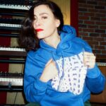 Olivia Ruiz Instagram - Holà todos J-15 avant la sortie de La Réplique, alors à vos précos tant que j’ai le stylo en main pour signer vos vinyles et autres cartes postales 😉 Je vous embrasse Photos et vidéo studio @ilanbrk_ Cover album photo @charlotteabramow - graphisme @jsph_bnt.illustration