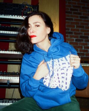 Olivia Ruiz Instagram - Holà todos
J-15 avant la sortie de La Réplique, alors à vos précos tant que j’ai le stylo en main pour signer vos vinyles et autres cartes postales 😉
Je vous embrasse

Photos et vidéo studio @ilanbrk_ 
Cover album photo @charlotteabramow - graphisme @jsph_bnt.illustration