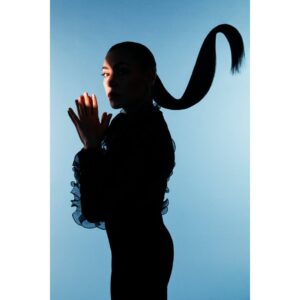 Olivia Ruiz Instagram - Surprise! 😉
À minuit, la chanson LE SEL, nouvel extrait de l’album à venir, sera entièrement votre. 
Hâte de savoir si elle vous plaît, et en attendant, que cette année soit pour chacun de vous telle que vous la rêvez!
Je vous embrasse ❤️

📸 @charlotteabramow 💙