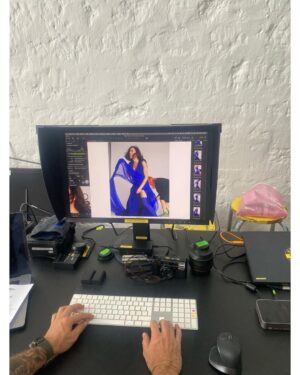 Olivia Ruiz Instagram - J’ai eu la chance de me glisser dans l’objectif de la follement talentueuse @charlotteabramow pour ce qui deviendra la pochette et le livret de l’album à venir. 
Avec elle, ce fut tour à tour intense, ludique, chaud, délirant, poétique, guerrier, mystérieux, joyeusement bordélique, brut, brutal ou tout doux…
Et évident. Toujours.
Avec elle comme avec sa formidable équipe, dévouée petite armée d’artisans, au sens le plus noble du terme. 
Alors plus que ravie de vous partager quelques extraits de ce shooting! 
Vous pensez que la couverture album s’y cache? 😉

Je vous embrasse 
Olivia

@vnspntvns @heloise_dombreval @opheliesecq @lesliethibaud @nicolasboualami @glorybox_music @rossinante_paris @agnesjoffre @eduardoguerrerobailaor julien_dvlr @barbarabuiofficial