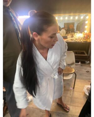 Olivia Ruiz Instagram - J’ai eu la chance de me glisser dans l’objectif de la follement talentueuse @charlotteabramow pour ce qui deviendra la pochette et le livret de l’album à venir. 
Avec elle, ce fut tour à tour intense, ludique, chaud, délirant, poétique, guerrier, mystérieux, joyeusement bordélique, brut, brutal ou tout doux…
Et évident. Toujours.
Avec elle comme avec sa formidable équipe, dévouée petite armée d’artisans, au sens le plus noble du terme. 
Alors plus que ravie de vous partager quelques extraits de ce shooting! 
Vous pensez que la couverture album s’y cache? 😉

Je vous embrasse 
Olivia

@vnspntvns @heloise_dombreval @opheliesecq @lesliethibaud @nicolasboualami @glorybox_music @rossinante_paris @agnesjoffre @eduardoguerrerobailaor julien_dvlr @barbarabuiofficial