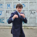 Olivier Aubin-Mercier Instagram - Je suis heureux d'annoncer mon partenariat avec le @repairedugentleman ! Vous allez me voir bien habillé, les chums 😘 Le repaire du gentleman est spécialisé dans le service de vêtement sur-mesure, l'expérience de barbier à l'ancienne et en produits de soin pour homme!! Voici un exemple de suit sur mesure que ma fille et moi avons conçu ! Le repaire du Gentleman 🤝 Canadian Gangster Un gros merci à la gang du repaire