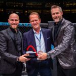 Ondřej Novotný Instagram - Long story short… Reditel Lanxess Areny Stefan za nami prisel klece po turnaji s cenou , kterou dava tem, kteri nejvetsi nemeckou arenu vyprodali. (V nekterych arenach se to dela a je to sympaticke, ne, ze ne) Je to cena predevsim pro nase fanousky. Jak 🇩🇪, kteri jsou vazne oddani svym zapasnikum. Tak ale i pro 🇸🇰🇨🇿 , kteri nas k temhle velkym momentum porad tlaci a to od prvnich dnu. Spousta z Vas byla i v Koline a bud jsme se potkali a nebo jsem Vas slysel. Je to klise, ale je to neuveritelne mit tuhle podporu. Verim, ze vsichni co tenhle turnaj zazili maji na co vzpominat a budou mit chut to zazit znovu✊ P.s. vim, ze par set listku zustalo a to jsem rediteli Stefanovi take rekl, ze si tu cenu nezaslouzime. Ale odpoved byla, ze o tom rozhoduji oni a na 95% je to neco jako odchylka. Mimochodem vedeli jste ze 6% je prumer lidi, kteri maji na akci listek a neprijdou. Kazdopadne tyhle zazitky nam nikdo nevezme 🔥👍 @oktagonmma LANXESS arena