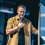 Ondřej Novotný Instagram – Po delsi dobe jsem neco cmaral na flipchart😜
Skvele publikum, tezke, ale o to zajimavejsi sekundovani hostum na stage a pro me spoustu inspirace.
Dekuju za duveru🙏
@konference_cesty_na_vrchol 

#fightlifepokracuje
