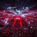 Ondřej Novotný Instagram - Long story short… Reditel Lanxess Areny Stefan za nami prisel klece po turnaji s cenou , kterou dava tem, kteri nejvetsi nemeckou arenu vyprodali. (V nekterych arenach se to dela a je to sympaticke, ne, ze ne) Je to cena predevsim pro nase fanousky. Jak 🇩🇪, kteri jsou vazne oddani svym zapasnikum. Tak ale i pro 🇸🇰🇨🇿 , kteri nas k temhle velkym momentum porad tlaci a to od prvnich dnu. Spousta z Vas byla i v Koline a bud jsme se potkali a nebo jsem Vas slysel. Je to klise, ale je to neuveritelne mit tuhle podporu. Verim, ze vsichni co tenhle turnaj zazili maji na co vzpominat a budou mit chut to zazit znovu✊ P.s. vim, ze par set listku zustalo a to jsem rediteli Stefanovi take rekl, ze si tu cenu nezaslouzime. Ale odpoved byla, ze o tom rozhoduji oni a na 95% je to neco jako odchylka. Mimochodem vedeli jste ze 6% je prumer lidi, kteri maji na akci listek a neprijdou. Kazdopadne tyhle zazitky nam nikdo nevezme 🔥👍 @oktagonmma LANXESS arena