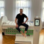 Ondřej Novotný Instagram - Zdravi je jen jedno 🔥 Novych pristupu je ale spoustu… Biohacking… 🧐 Ja, moje telo a hlavne moje koleno po dost slusnem narazu a problemu rikame funguje to✊ Vyzkouset sam a nebo darovat to nekomu na kom ti zalezi muzes i Ty☝️ Konec koncu. Ty sam jsi to nejcenejsi Ferrari tveho zivota. Tak se o nej podle toho starej😉 Vsechny potrebne informace najdes zde: @humanregeneration_studio