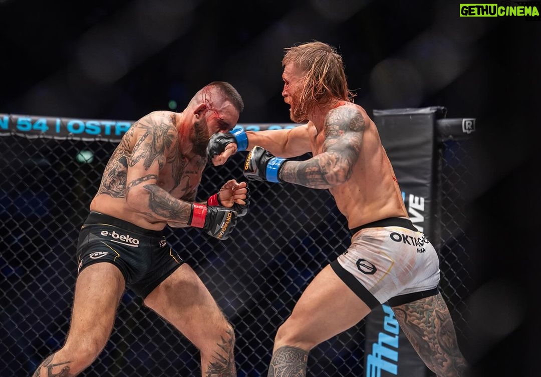 Ondřej Novotný Instagram - 🙏🔥 Kdyby uz nic jineho nemelo prijit, tak to stalo a stoji za to! Vyprodavat areny v 🇸🇰🇨🇿🇩🇪 s milovanym sportem, kdyz v momete, kdy jsme zacinali s @oktagonmma chodilo na MMA mene nez 2.000 lidi☝️ Neni to o Palovi a o me, ale o cele skladacce lidi v OKTAGON MMA , kdy kazdy prida to co umi nejlepe a vznikne z toho nejnavstevovanejsi organizace v 🇪🇺 Pral bych kazdemu z vas, aby zazil jaky je to pocit, kdyz mate nejakou vizi, ktere vlastne nikdo jiny neveri. A vy ji pak pretavite s lidmi okolo vas v realitu. Kdy jedete all in a ono to zas a znovu vyjde… Ted nas ceka @tipsportgamechanger na OKTAGON54 v Ostrave 2.3., ktery jsme prodali do mnoha zemi v ramci TV prav a na ktery se uz celoevropsky tesi mnoho fanousku. Navic ti 🇨🇿🇸🇰 maji jeste hlavni zapas jako 🍒na 🎂 Zkratka jako u kazdeho. Neni vzdy vse zalite sluncem, ale je potreba se umet zastavit a uzit si momenty, ktere vam nepopiratelne ukazuji, ze delate veci, ktere maji smysl a ktere vas naplnuji ✊🙏 Hodne stesti vsem s vasimi sny🔥