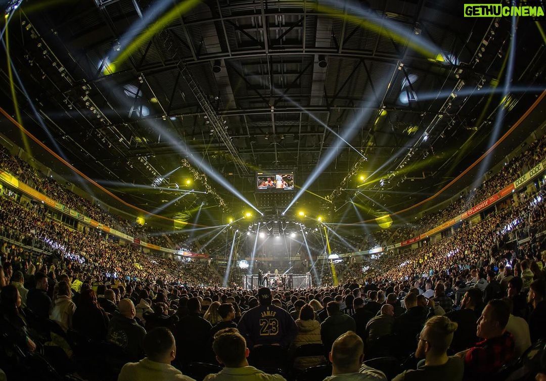 Ondřej Novotný Instagram - 🙏🔥 Kdyby uz nic jineho nemelo prijit, tak to stalo a stoji za to! Vyprodavat areny v 🇸🇰🇨🇿🇩🇪 s milovanym sportem, kdyz v momete, kdy jsme zacinali s @oktagonmma chodilo na MMA mene nez 2.000 lidi☝️ Neni to o Palovi a o me, ale o cele skladacce lidi v OKTAGON MMA , kdy kazdy prida to co umi nejlepe a vznikne z toho nejnavstevovanejsi organizace v 🇪🇺 Pral bych kazdemu z vas, aby zazil jaky je to pocit, kdyz mate nejakou vizi, ktere vlastne nikdo jiny neveri. A vy ji pak pretavite s lidmi okolo vas v realitu. Kdy jedete all in a ono to zas a znovu vyjde… Ted nas ceka @tipsportgamechanger na OKTAGON54 v Ostrave 2.3., ktery jsme prodali do mnoha zemi v ramci TV prav a na ktery se uz celoevropsky tesi mnoho fanousku. Navic ti 🇨🇿🇸🇰 maji jeste hlavni zapas jako 🍒na 🎂 Zkratka jako u kazdeho. Neni vzdy vse zalite sluncem, ale je potreba se umet zastavit a uzit si momenty, ktere vam nepopiratelne ukazuji, ze delate veci, ktere maji smysl a ktere vas naplnuji ✊🙏 Hodne stesti vsem s vasimi sny🔥