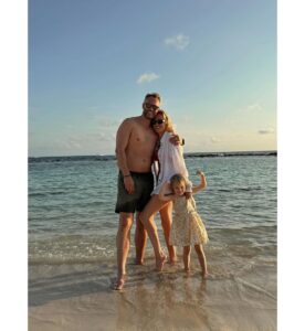 Ondřej Novotný Instagram - Letos už po třetí 🏝️ Náš tým se nemění, jen jeden člen je každý rok o něco větší 😍 #survivor #dominicanrepublic #family