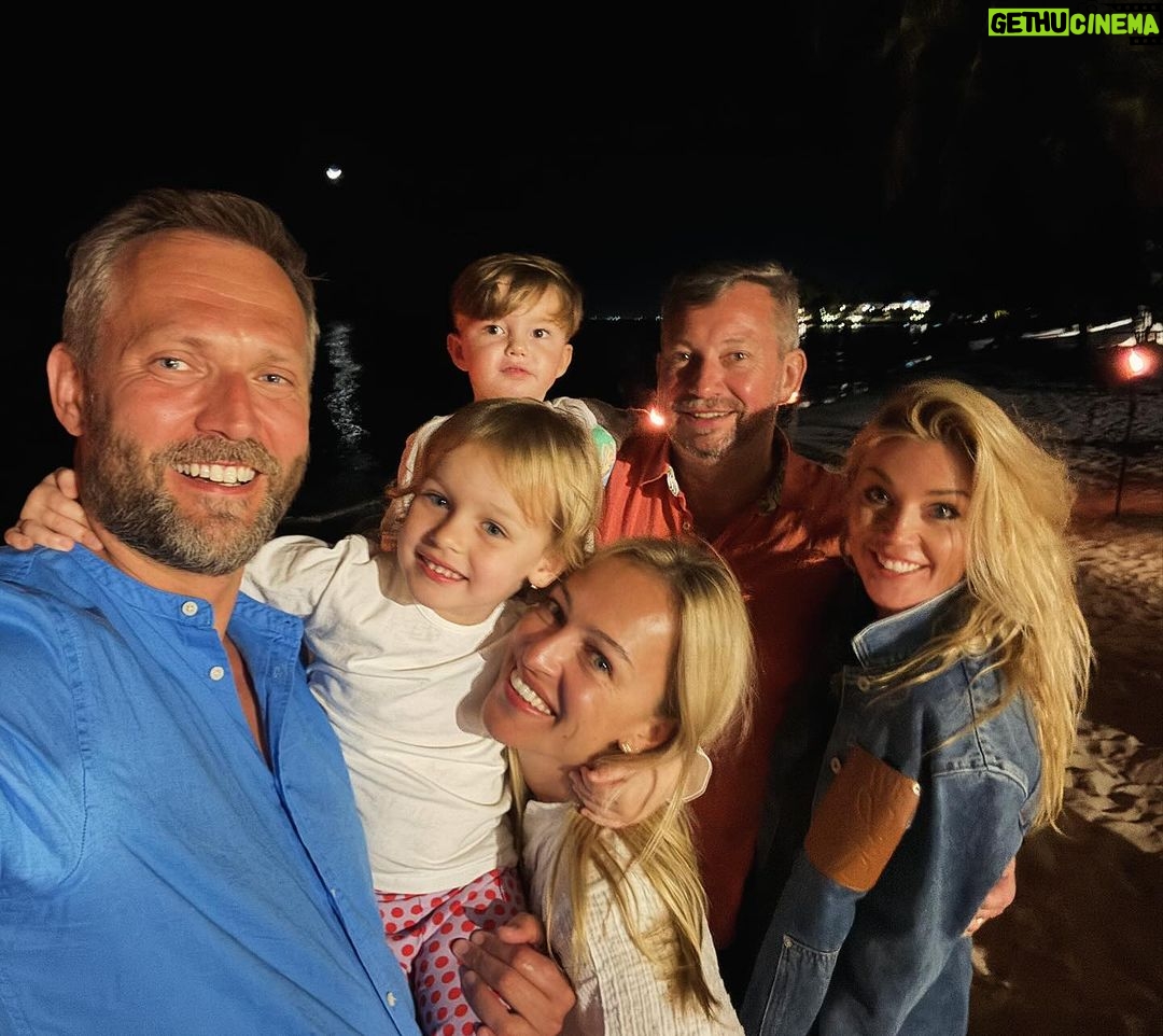 Ondřej Novotný Instagram - “Lidské štěstí, to je taková šňůrka, na kterou navlékáme malé korálky, taková malá štěstí — čím jsou drobnější a čím je jich víc, tím je to jejich štěstí větší.“ Jan Werich Zdroj: https://citaty.net/autori/jan-werich/