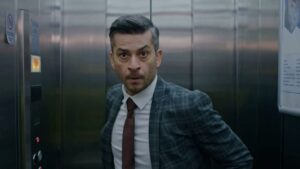 Onur Özaydın Instagram - “Yargı” dün yayınlanan bölümüyle tüm kategorilerde birinci olmuş. Herkese çok teşekkür ederiz. İki kelam etmek geldi içimden. 
Osman’ın asansörde kendi kendine konuştuğu bu sahnede bile onlarca kişinin emeği var. O üç metrekarelik yerde, yönetmenlerimizden @bestesultan dahil, görmediğiniz dört kişi daha var aslında benimle beraber. İşte bu yüzden, hikayenin akıllarda oluşup kağıda dökülmesinden sizlere ulaşmasına kadar emeği geçen herkesle gurur duyuyorum. İyi ki beraberiz. @yargidizi @ayyapim @kanald @art11management #yargı