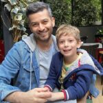 Onur Özaydın Instagram - Geçen gün yine bir yerlerde koşturup durmuştuk Uzay’la. Yorulduk, ara verdik. Tam kalbinin üstüne gitmiş elim. Avucum pıt pıt atınca fark ettim. Tuhaf bir karıncalanma hissi. 2016’da dinlemiştik ilk. Ultrason’da. Boğuk bir sesin içinde kocaman “Açılın, ben geliyorum” adımları. Aksak ama asla eksik olmayan bir ritimle. Kalbinin pıtıyla gözyaşlarımızın pıtı karıştı birbirine. İşte senin şarkın o zaman başladı oğlum. Çok sesli şarkın.