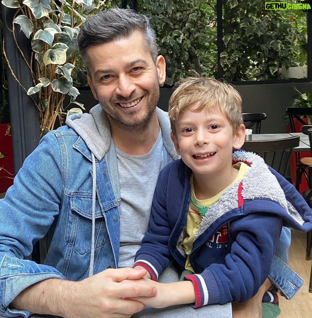 Onur Özaydın - 12K Likes - Geçen gün yine bir yerlerde koşturup durmuştuk Uzay’la. Yorulduk, ara verdik. Tam kalbinin üstüne gitmiş elim. Avucum pıt pıt atınca fark ettim. Tuhaf bir karıncalanma hissi. 2016’da dinlemiştik ilk. Ultrason’da. Boğuk bir sesin içinde kocaman “Açılın, ben geliyorum” adımları. Aksak ama asla eksik olmayan bir ritimle. Kalbinin pıtıyla gözyaşlarımızın pıtı karıştı birbirine. İşte senin şarkın o zaman başladı oğlum. Çok sesli şarkın.