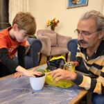 Onur Özaydın Instagram - Babam ve oğlum. Menekşe ektiler bugün. Çok şey yazılır aslında ama neyse ki müzik var.