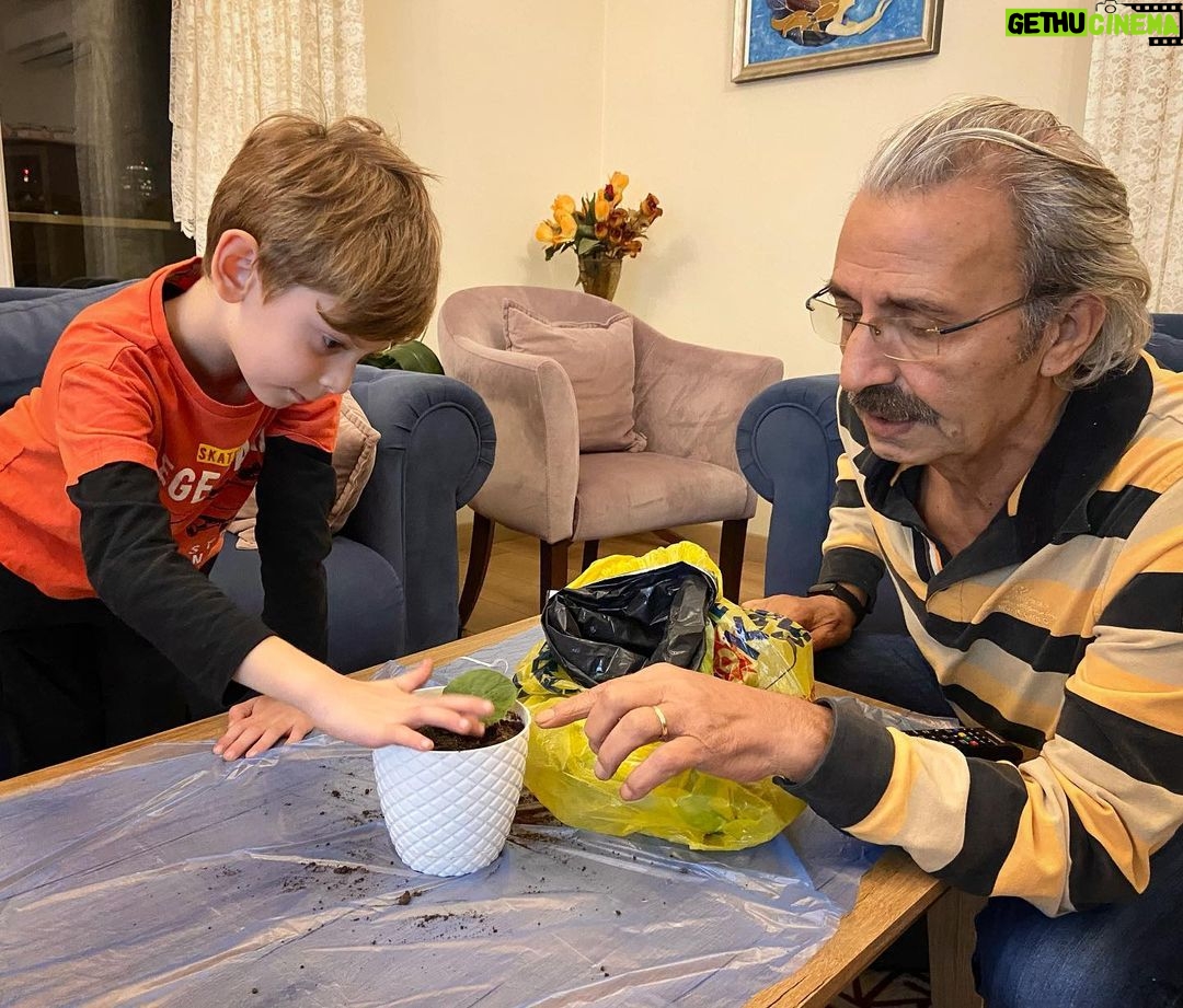 Onur Özaydın Instagram - Babam ve oğlum. Menekşe ektiler bugün. Çok şey yazılır aslında ama neyse ki müzik var.