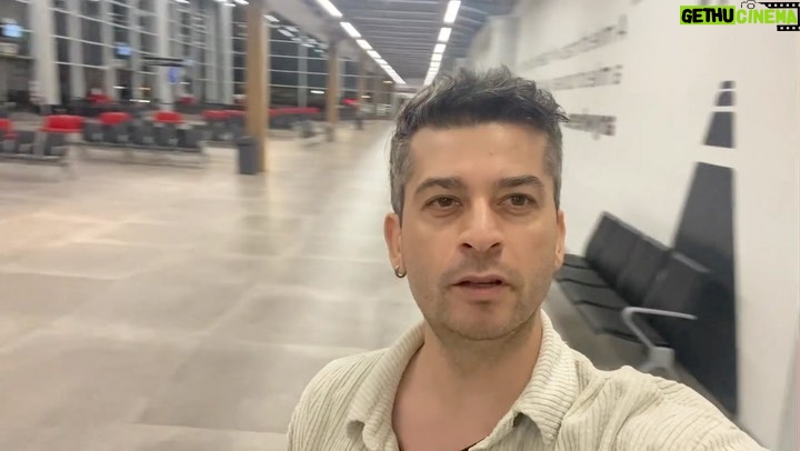 Onur Özaydın Instagram - Arnavutluk halkına çok teşekkür ederim. 🇦🇱 25 Ekim’de @oyunatolyesi ‘nde ya da 8 Kasım’da @alankadikoy ‘de görüşmek dileğiyle.🎭 “Sıfır Telaş” #sıfırtelaş @tiyatroperest_ Tirana International Airport Nënë Tereza