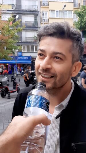 Onur Özaydın Instagram - “Acındırma Propaganda Birimi” bugün başlıyor.🎭 
Modunuzu yakalamak için sezon boyunca @oyunatolyesi ‘nde izleyebilirsiniz😊
