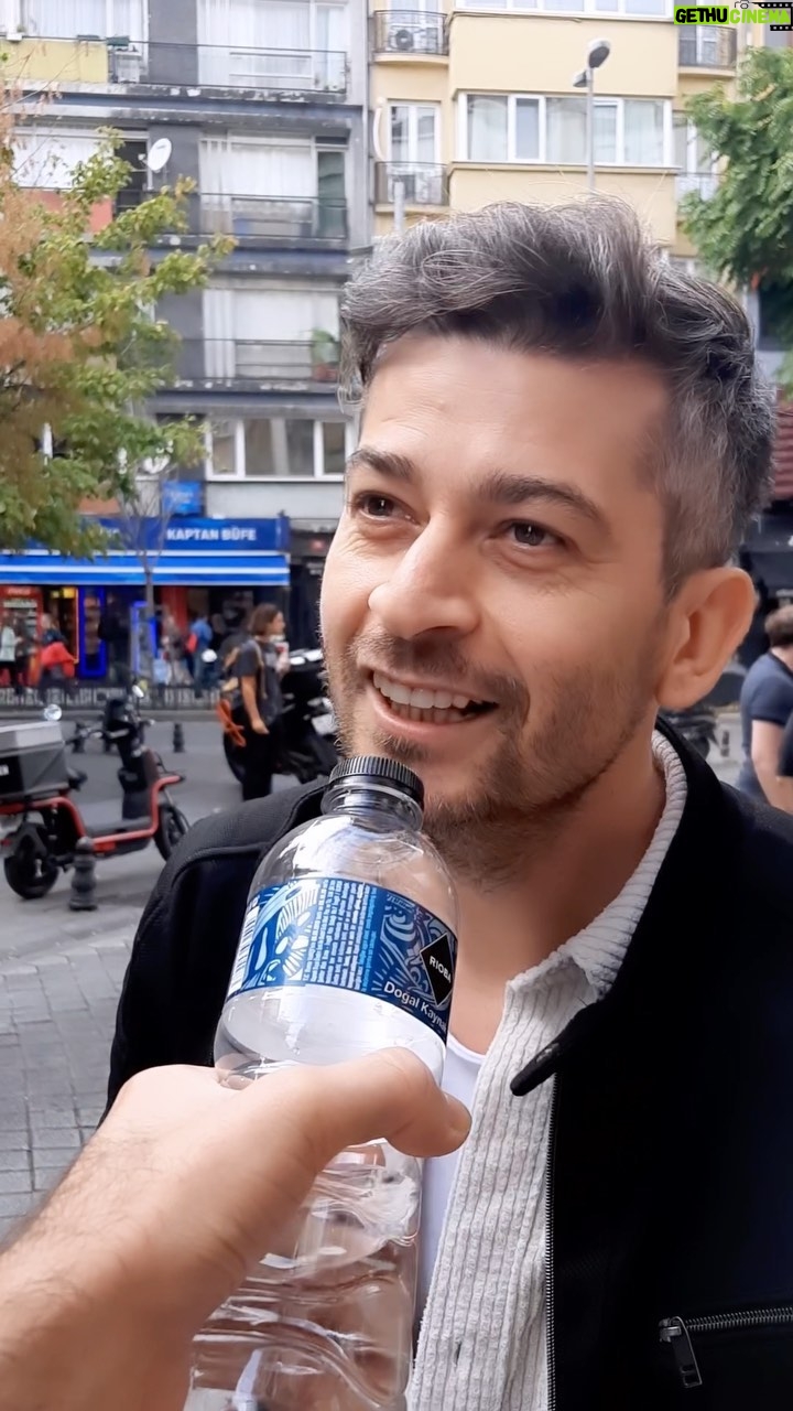 Onur Özaydın - 1.5K Likes - “Acındırma Propaganda Birimi” bugün başlıyor.🎭
Modunuzu yakalamak için sezon boyunca @oyunatolyesi ‘nde izleyebilirsiniz😊