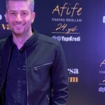 Onur Özaydın Instagram - Arkadaşlar, saat biraz geç ama şöyle güzel bir gelişme olunca paylaşmak istedim. Sıfır Telaş ile “Afife Tiyatro Ödülleri’nde” Yılın En Başarılı Erkek Oyuncusu Ödülü’ne aday gösterildim🎭 @yapikrediafifetiyatroodulleri jürisine çok teşekkür ederim. Başta yönetmenim @douakal olmak üzere tüm ekip arkadaşlarıma minnettarım. @tiyatroperest_ @kursaddivarci @onrcvz @caglarkanal @arzuturk_studio @arzuturk_sculptor @ozdemir_egemen_official Fotoğraflara bakarsanız, dünya tatlısı arkadaşlarımın da kendi kategorilerinde aday olduklarını görebilirsiniz♥️