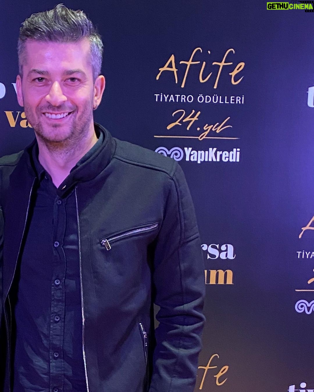 Onur Özaydın - 2.2K Likes - Arkadaşlar, saat biraz geç ama şöyle güzel bir gelişme olunca paylaşmak istedim.
Sıfır Telaş ile “Afife Tiyatro Ödülleri’nde” Yılın En Başarılı Erkek Oyuncusu Ödülü’ne aday gösterildim🎭
@yapikrediafifetiyatroodulleri jürisine çok teşekkür ederim. Başta yönetmenim @douakal olmak üzere tüm ekip arkadaşlarıma minnettarım. @tiyatroperest_ @kursaddivarci @onrcvz @caglarkanal @arzuturk_studio @arzuturk_sculptor @ozdemir_egemen_official
Fotoğraflara bakarsanız, dünya tatlısı arkadaşlarımın da kendi kategorilerinde aday olduklarını görebilirsiniz♥️