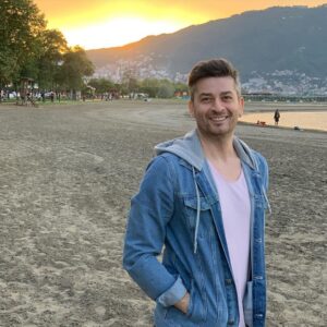 Onur Özaydın Instagram - Ordu’nun derelerine uzağım ama sahili pek güzel.