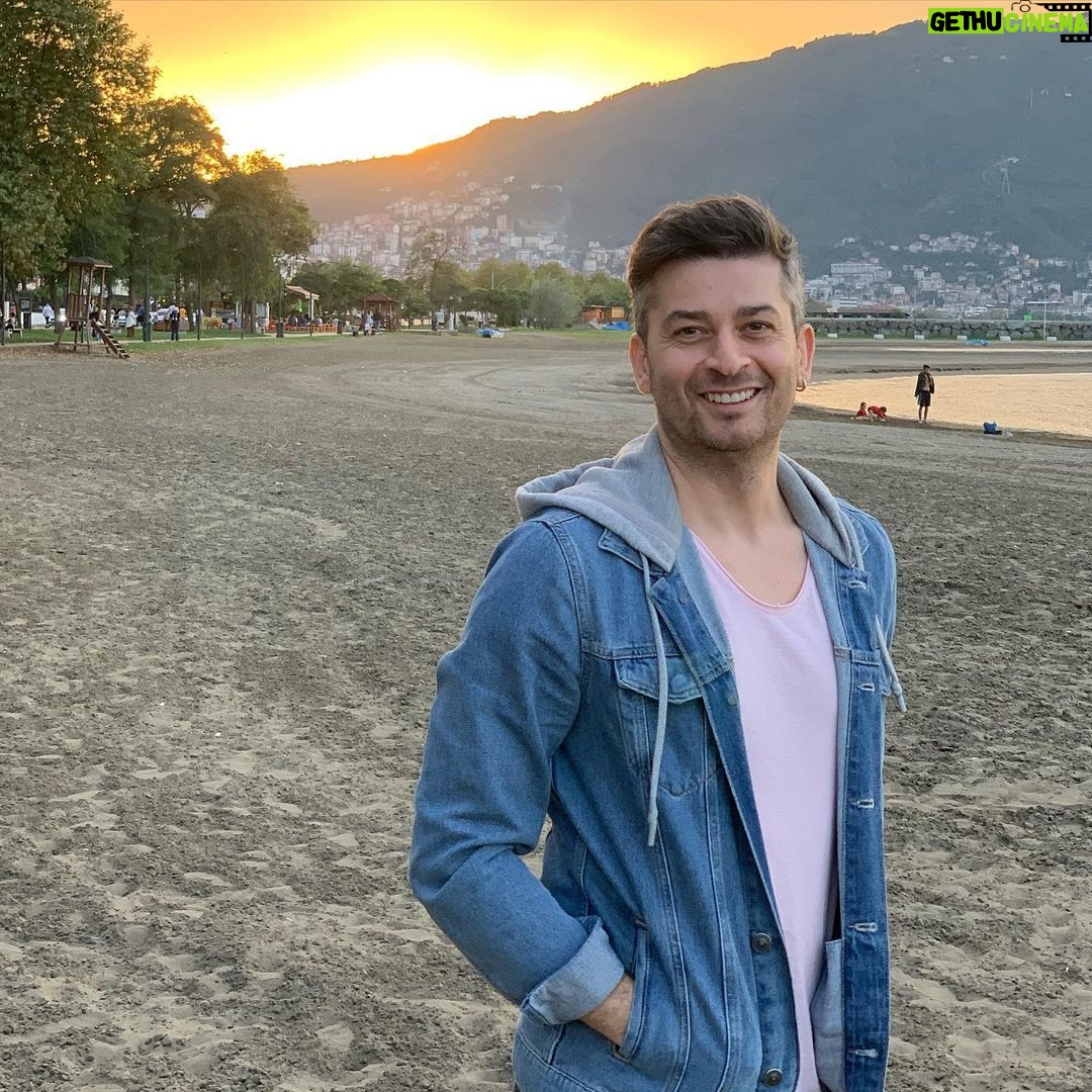 Onur Özaydın - 1.3K Likes - Ordu’nun derelerine uzağım ama sahili pek güzel.